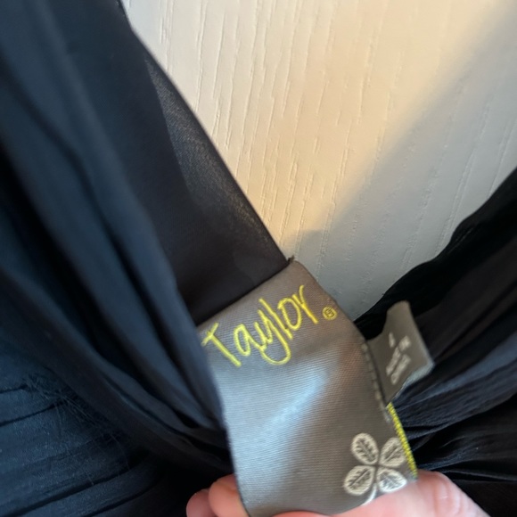 Semi formal dress - Picture 3 of 6